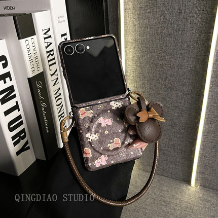 轻调 2026新年磁吸棕底满屏小马皮质手提绳适用于三星zflip7/6GalaxyW25Flip手机壳新款折叠屏翻盖防摔高级套