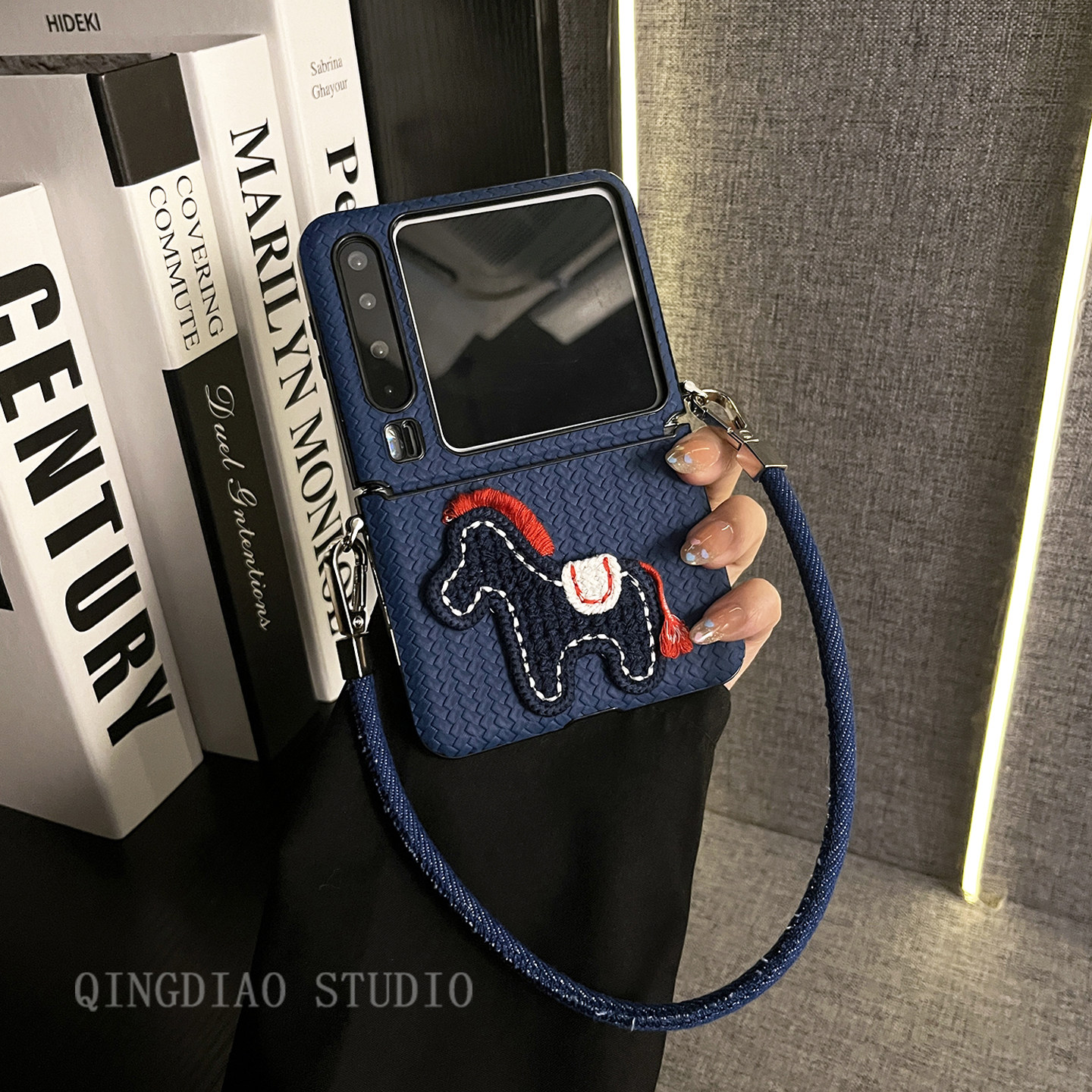 轻调 国风深蓝草席纹针织马牛仔手提绳适用于华为Pura X手机壳