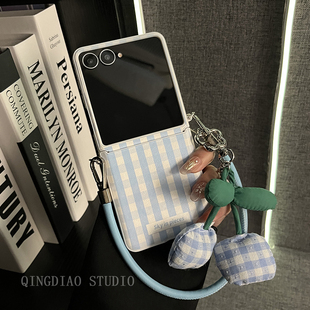 ins艺术蓝条纹樱桃挂件皮质手提适用于三星zflip7 GalaxyW25Flip手机壳新款 折叠屏翻盖防摔保护套 轻调