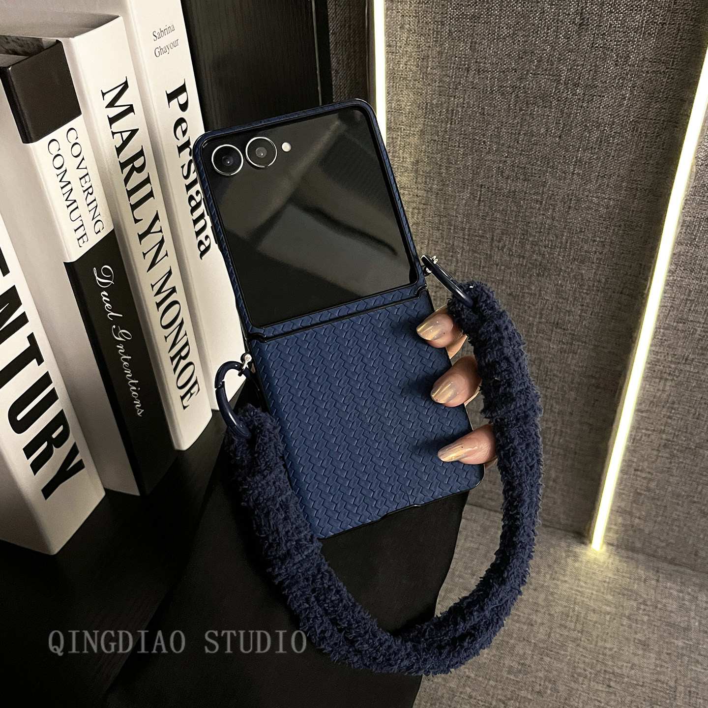 轻调 高档日韩深蓝草席纹毛绒结手提绳适用于三星zflip7/6/