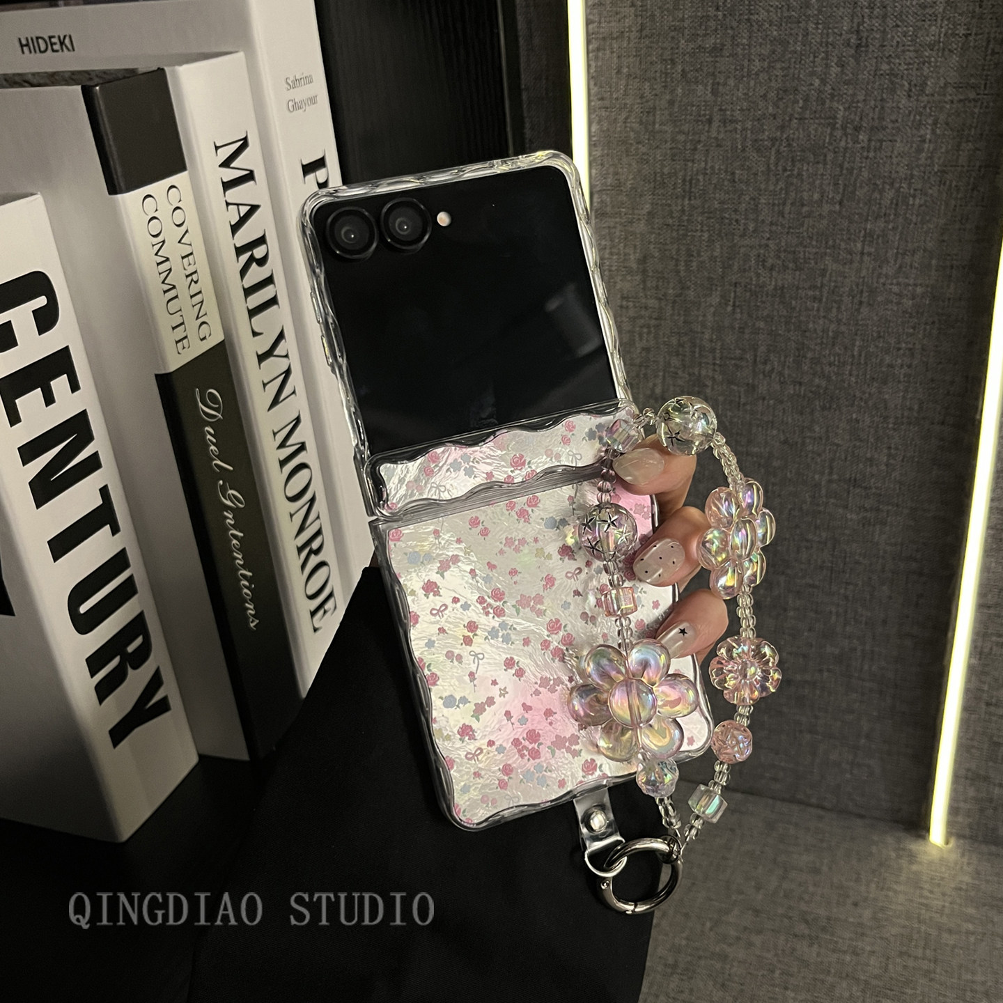 轻调 锡纸纹玫瑰花蝴蝶结透粉串珠手链适用三星zflip7/6/5/4/GalaxyW25Flip手机壳新款折叠屏翻盖防摔保护套