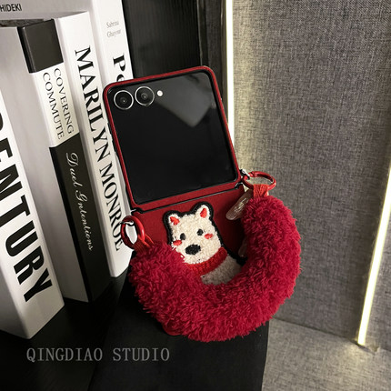 轻调 ins韩风丝绒红围巾西高地刺绣毛茸手提腕带适用于三星zflip7/6/GalaxyW25Flip手机壳新款折叠屏翻盖防摔