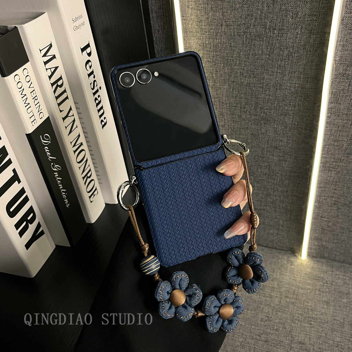 轻调 韩式ins风深蓝草席纹花朵手提链适用于三星zflip7/6