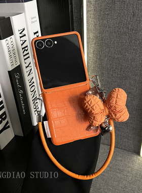 轻调 个性高级橙色鳄鱼纹皮质手提绳蝴蝶结挂件适用于三星zflip7/6/5GalaxyW25Flip手机壳新款折叠屏翻盖防摔
