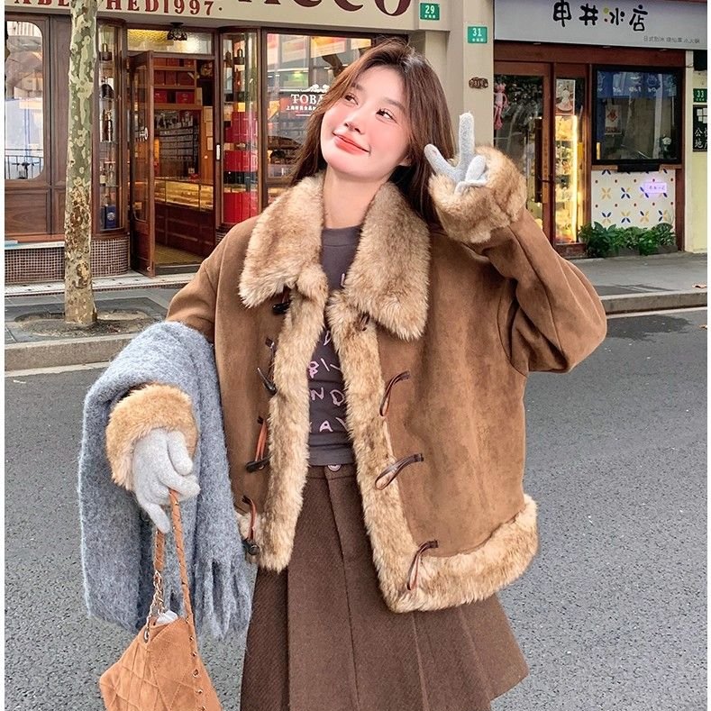 复古毛毛拼接麂皮绒外套女2025秋冬季美拉德加厚牛角扣独特超好看