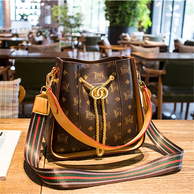 2020新款潮时尚百搭网红印花水桶包女斜挎包大容量清新复古单肩包,箱包皮具/热销女包/男包,水桶包,淘宝优惠券,粉丝福利购,淘宝优惠卷