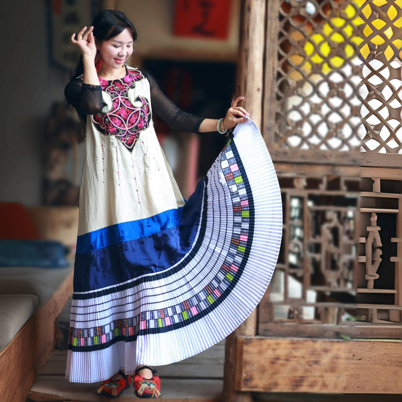 2025年春季新款绣花拼接云南国风重工刺绣民族风中长款背心连衣裙