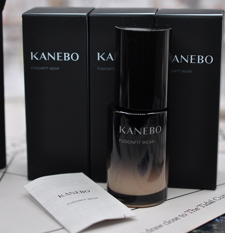 日本kanebo嘉娜宝粉底液保湿持久
