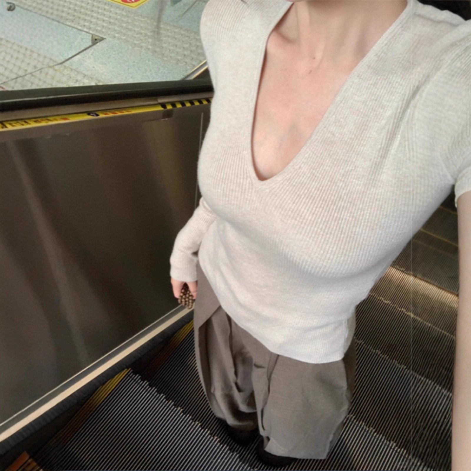 纯色v领针织打底衫女秋冬