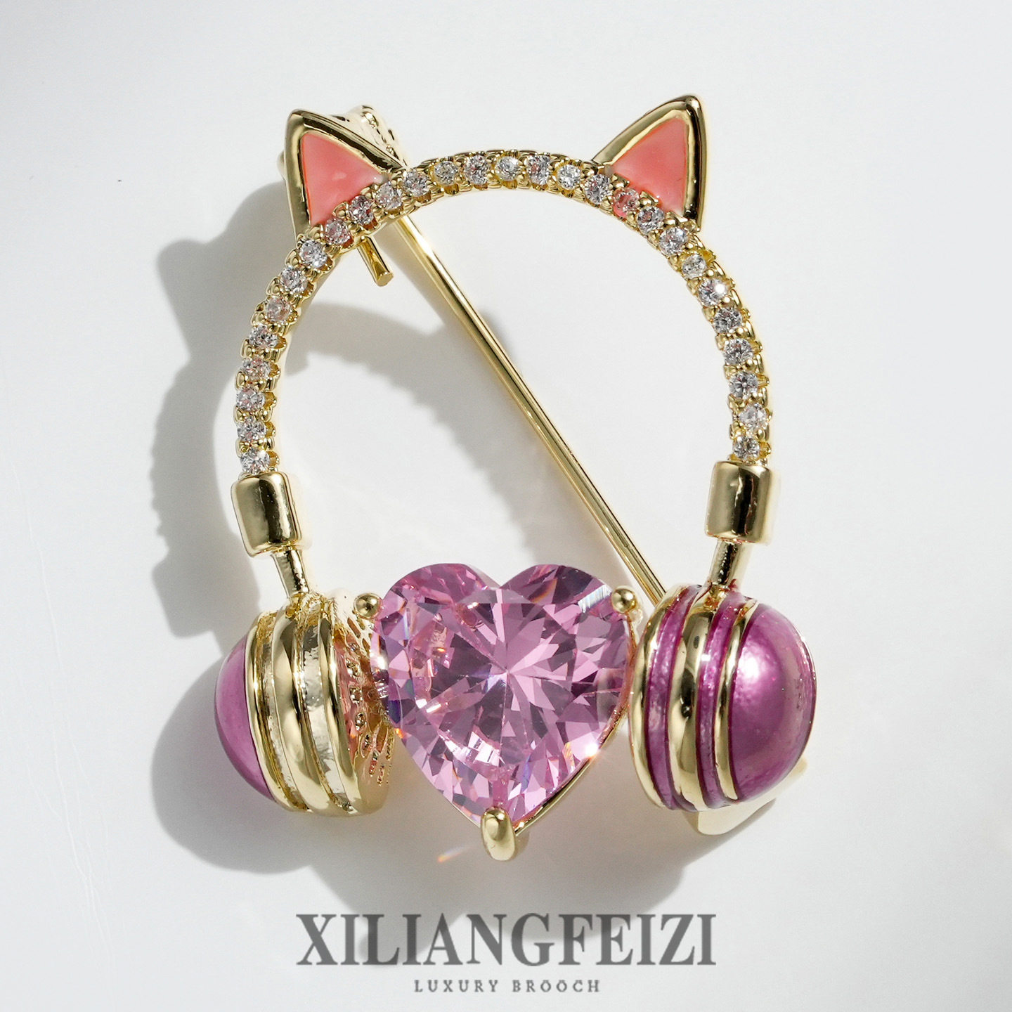 时尚粉红爱心猫咪耳麦胸针 可爱潮流服装配饰胸花女别针