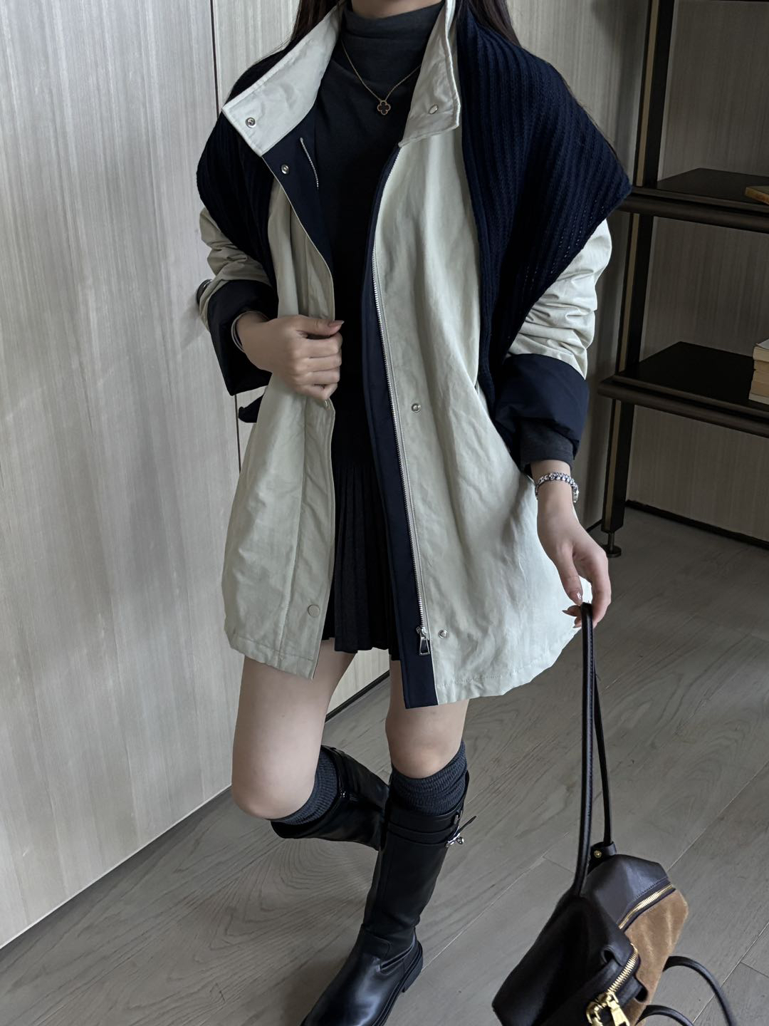 魅丽女孩35889后背抽绳收腰撞色翻边袖休闲立领羽绒风衣配披肩女