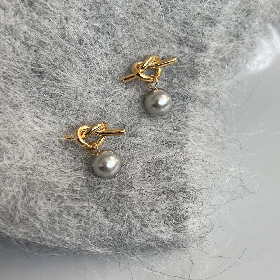 绳结造型强光浅灰色珍珠耳钉