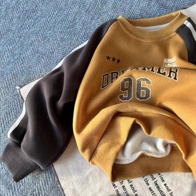 男小童冬季穿搭加绒卫衣牛仔裤