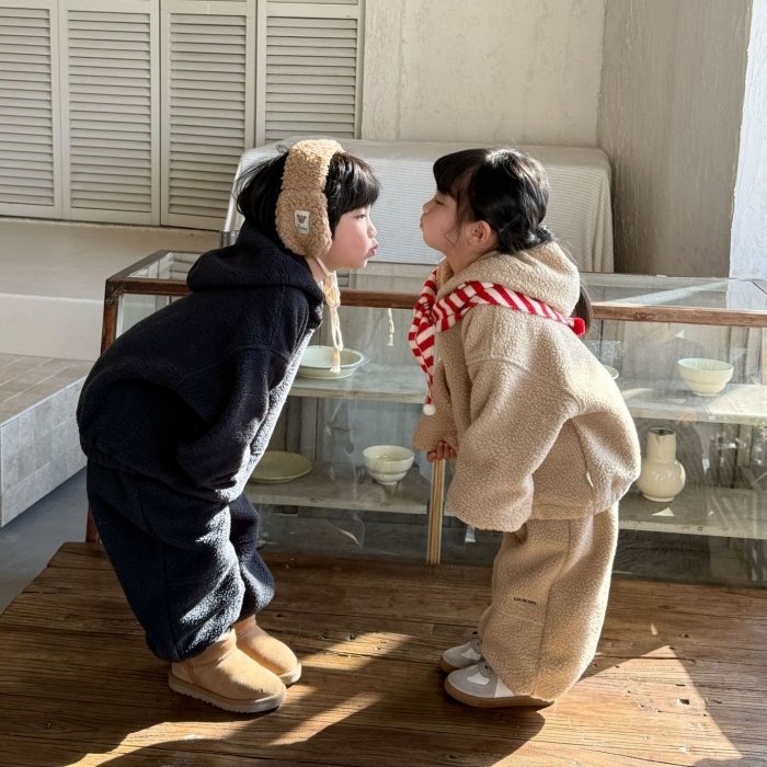 儿童冬季韩版中小童休闲运动宽松绣花加厚保暖羊羔绒连帽卫衣套装