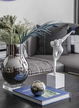 设计师现代简约样板房售楼部茶几电视柜几何组合软装饰品人物雕塑