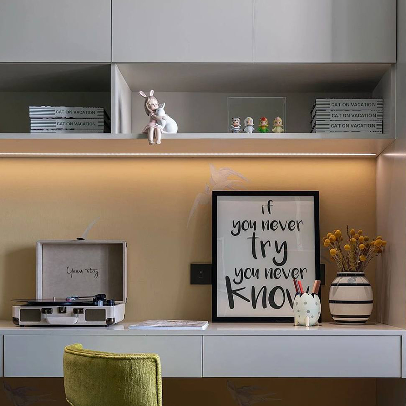 现代简约样板间儿童房书桌组合摆件售楼处男孩房桌面创意装饰品