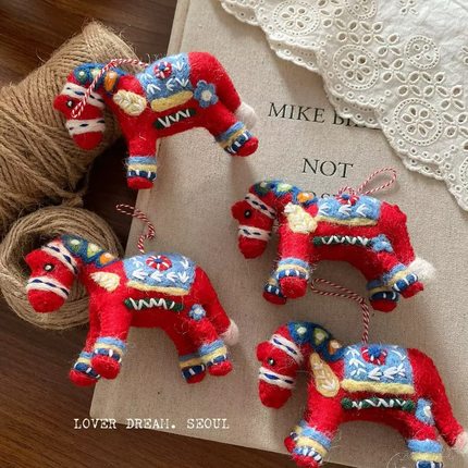 尼泊尔手工羊毛毡挂件刺绣小马特色民族风红马挂件礼物马新年装饰