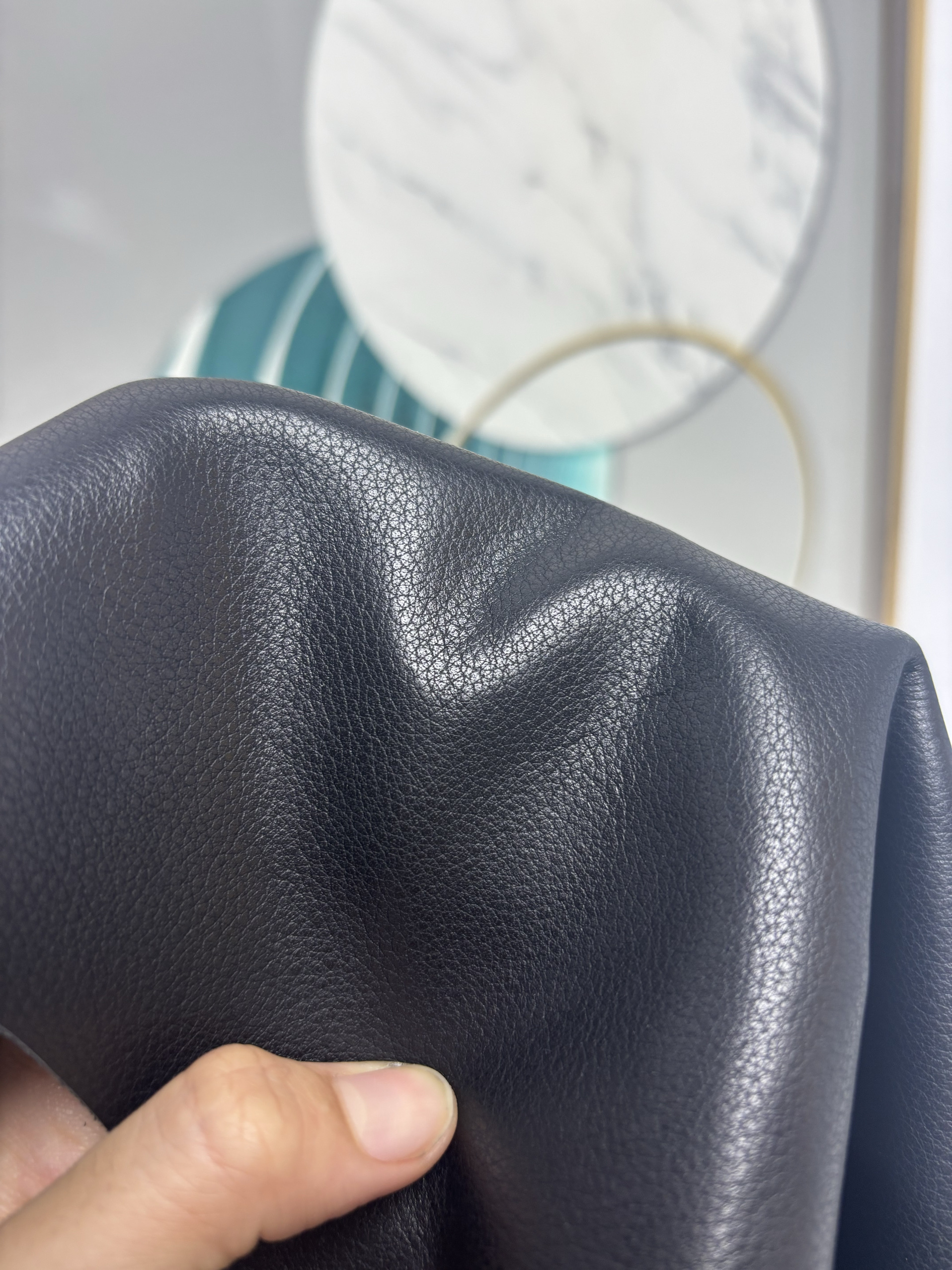 E076 厚度1.5mm 进口头层黑色荔枝纹牛皮 微软