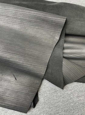 H515厚度1.5mm进口头层 黑色刀割纹牛皮 手感微软 22平方英尺