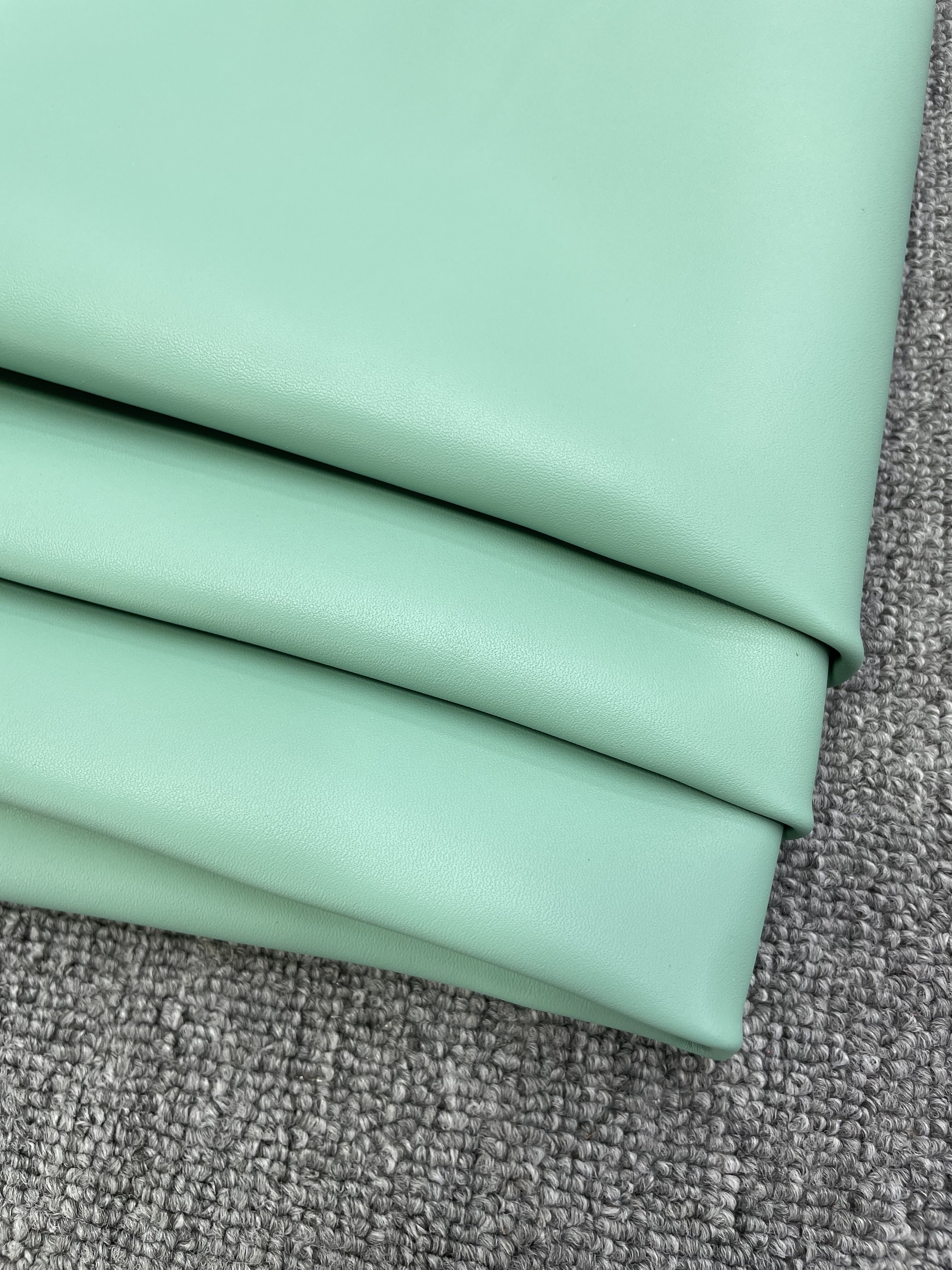 H317厚度0.9mm进口头层豆绿色平纹羊皮手感微软共3张共14平方英尺