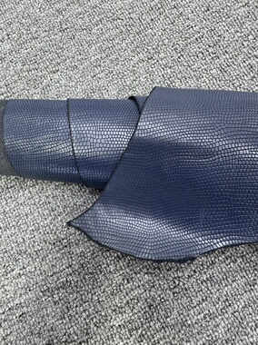 E426进口头层宝蓝色蜥蜴纹牛皮 手感微软 厚度12.7mm