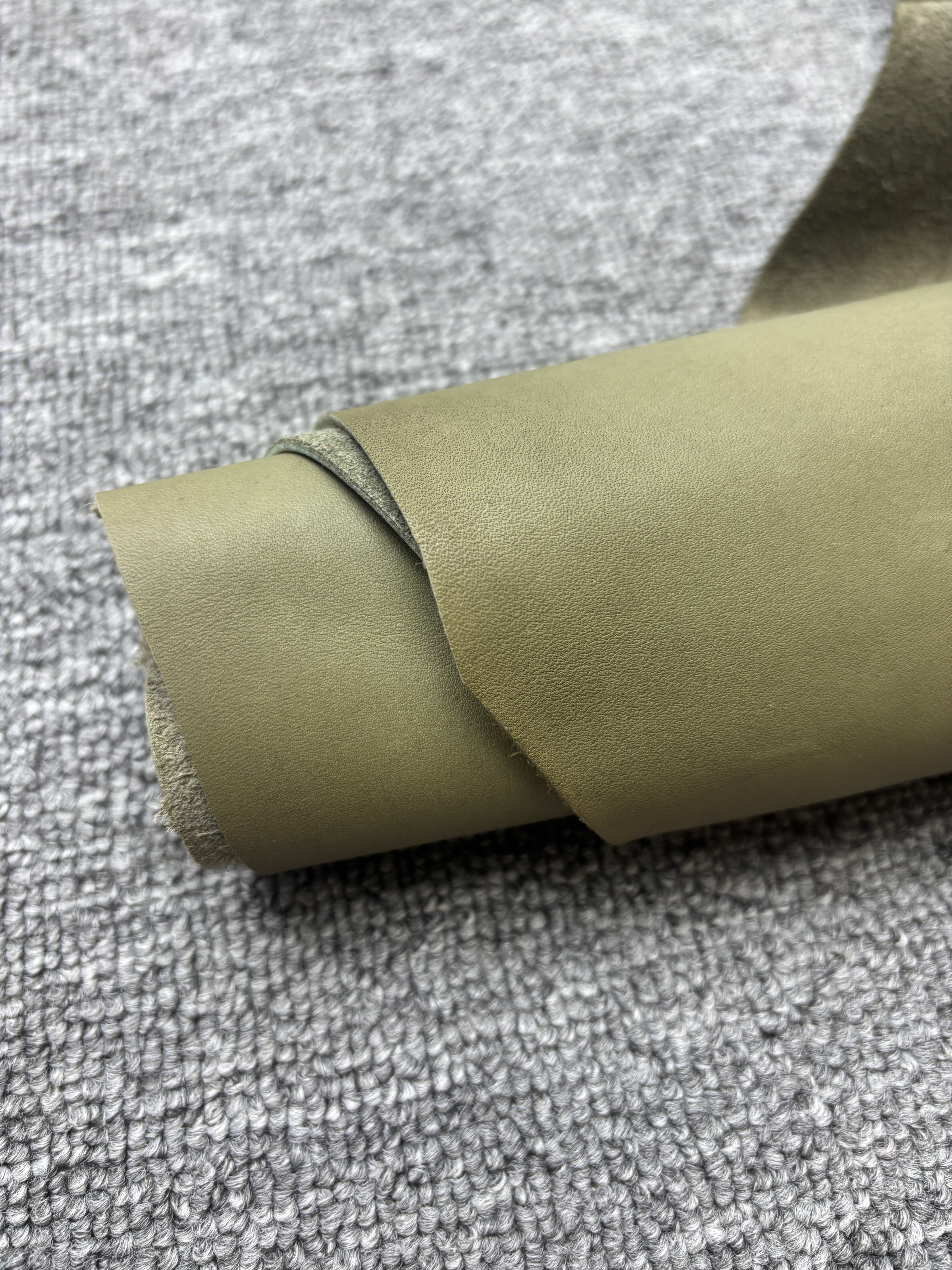 H154进口头层抹茶绿色牛皮厚度1.5mm手感微挺13.5平方英尺*6=82元
