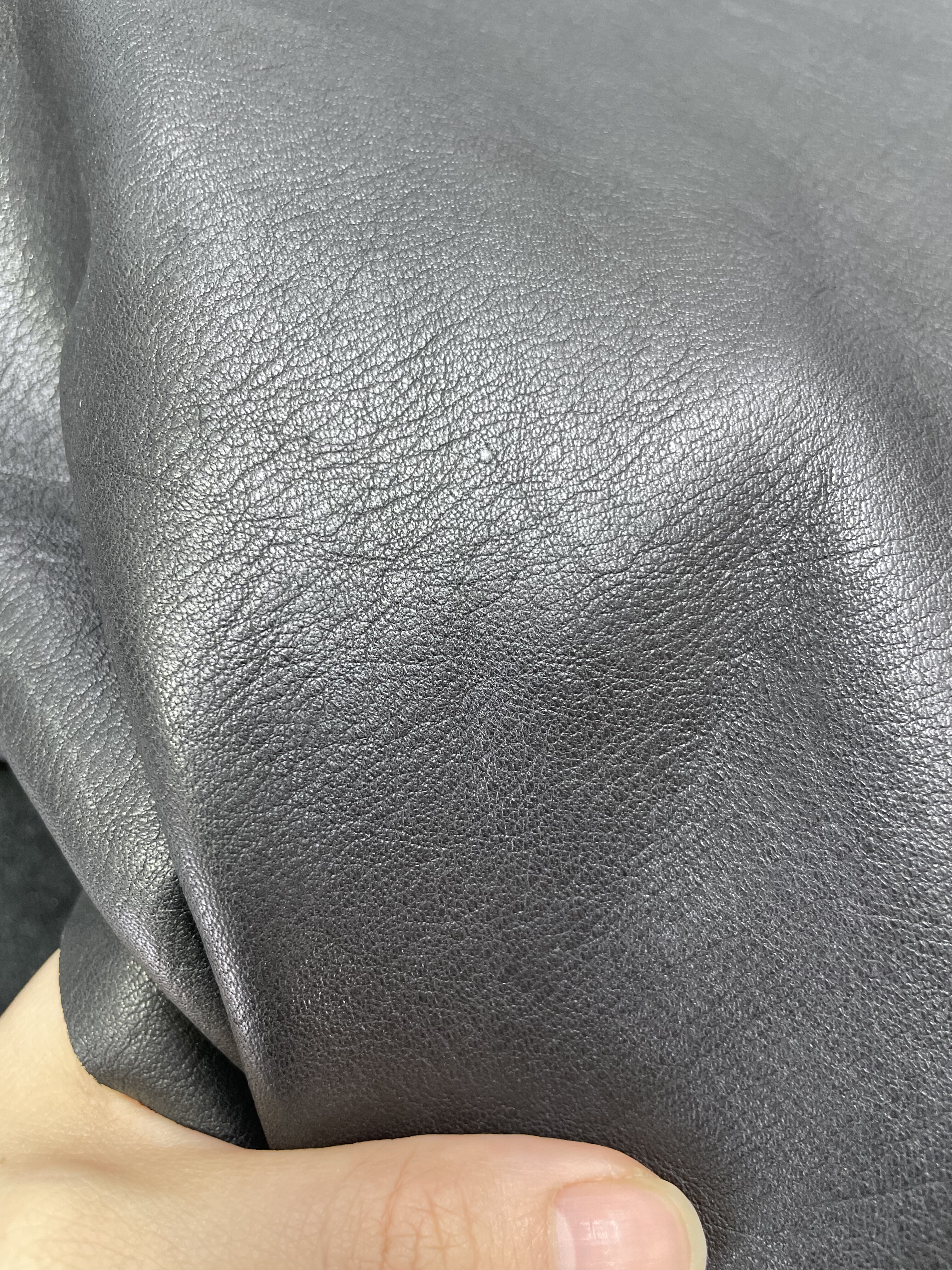 H332厚度1.3mm进口头层黑色纳帕自然纹牛皮手感微软29平方英尺