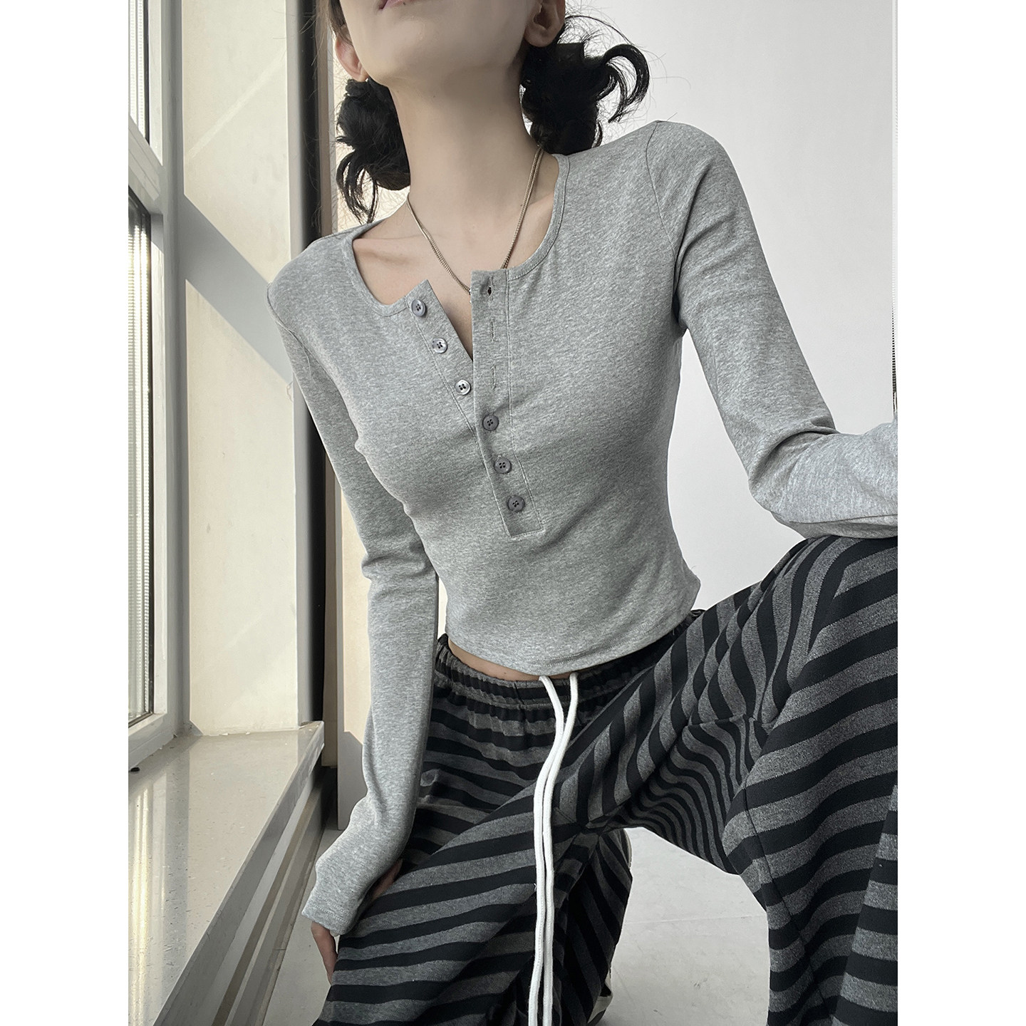 美式复古正肩灰色半开领长袖T恤女2026初春新款修身内搭短款上衣