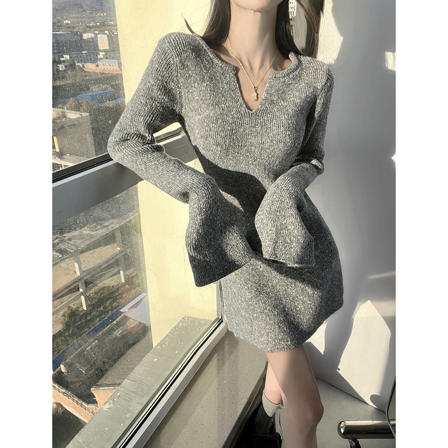 法式高级感打底v领针织连衣裙子女冬季新款修身内搭收腰包臀短裙