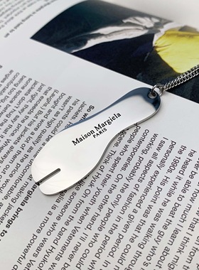 马吉拉分趾字母吊坠项链