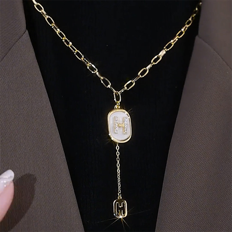 轻奢贝母H字母吊坠项链女小众时尚高级感毛衣链钛钢不掉色锁骨链