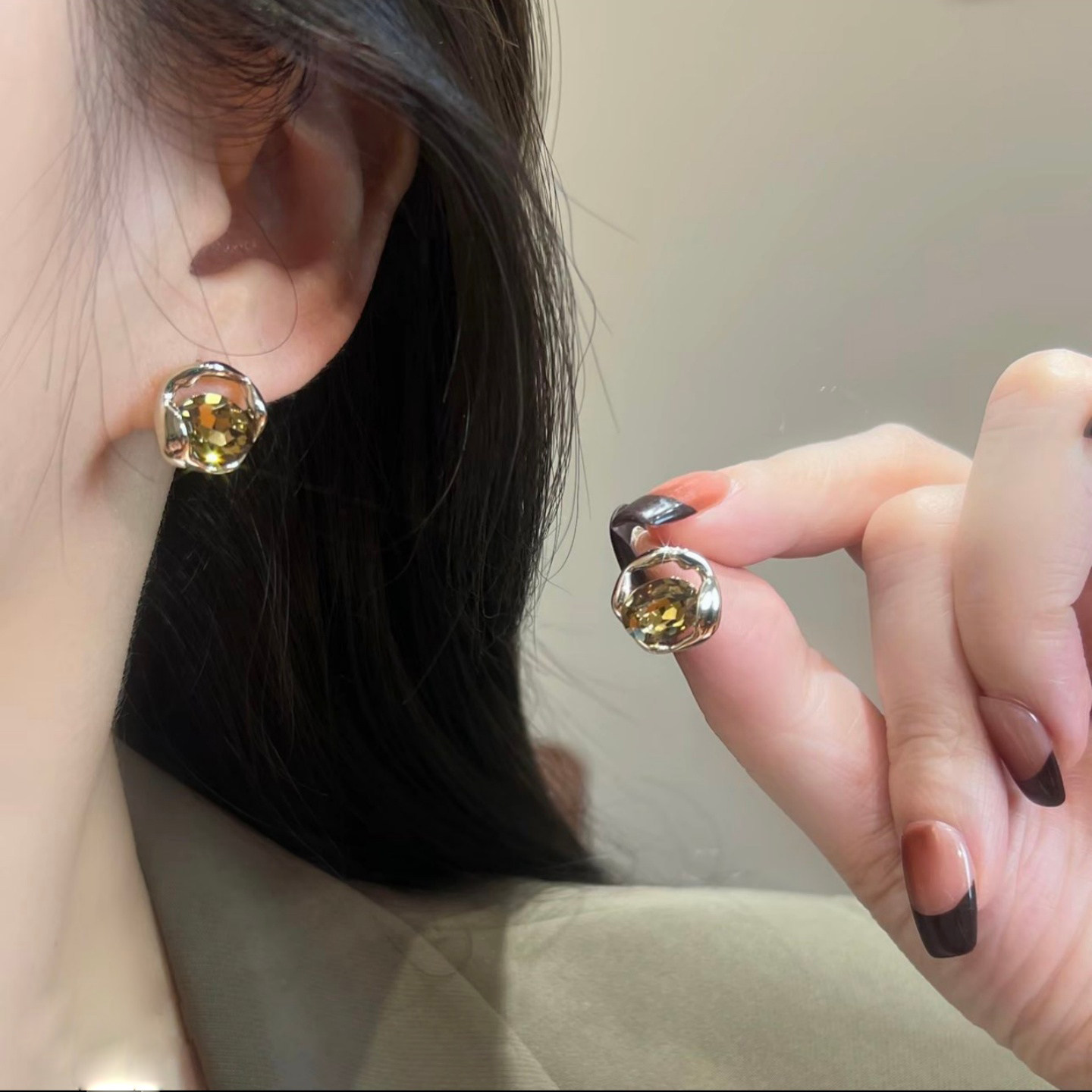 简约琥珀流光色水晶不规则耳钉女