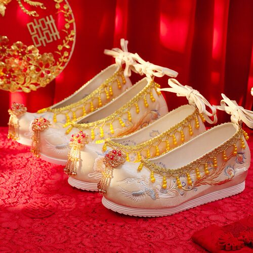 香槟色古风绣花新娘婚鞋