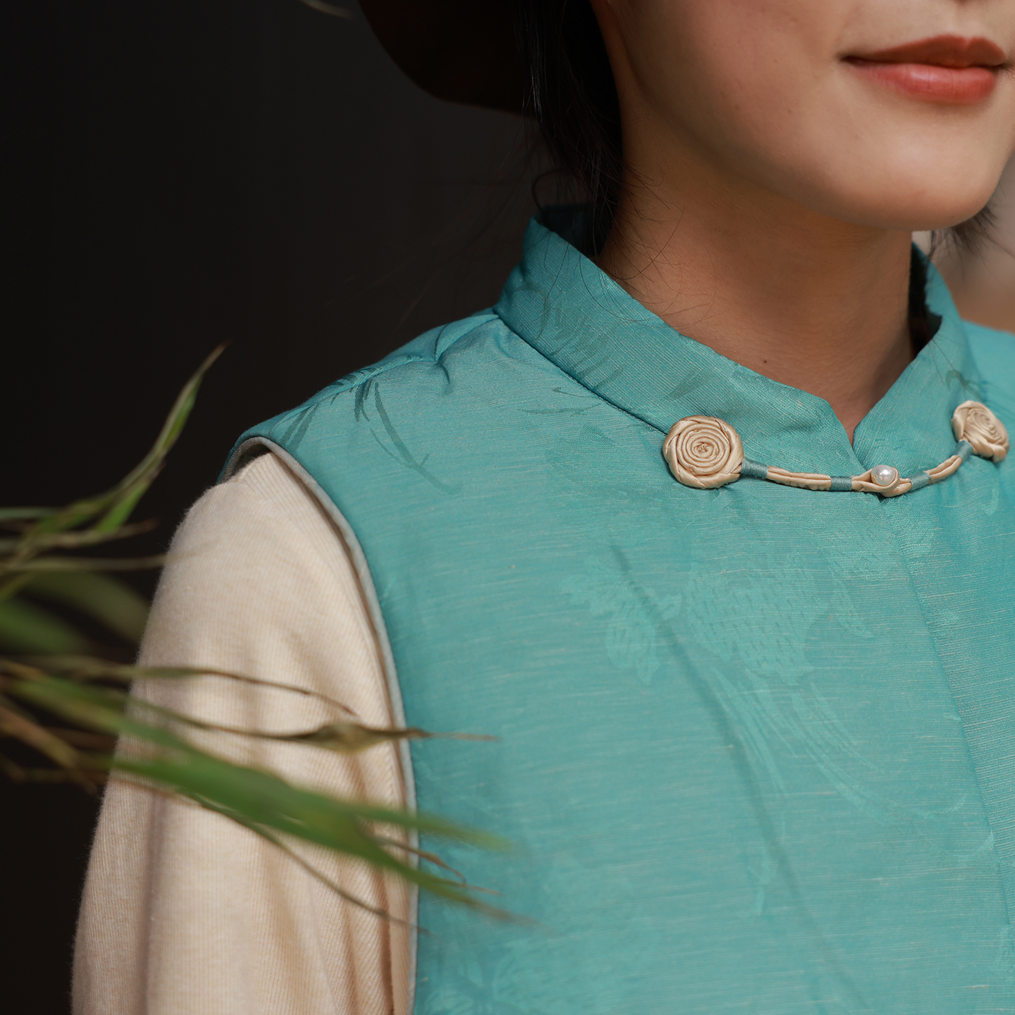 慢慢变蓝原创秋冬新中式棉麻丝肌理立领羽绒马甲90白鹅绒手作花扣