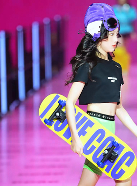 网红四轮枫木滑板小模特走秀道具轻便可定制图案ccac大秀儿童滑板