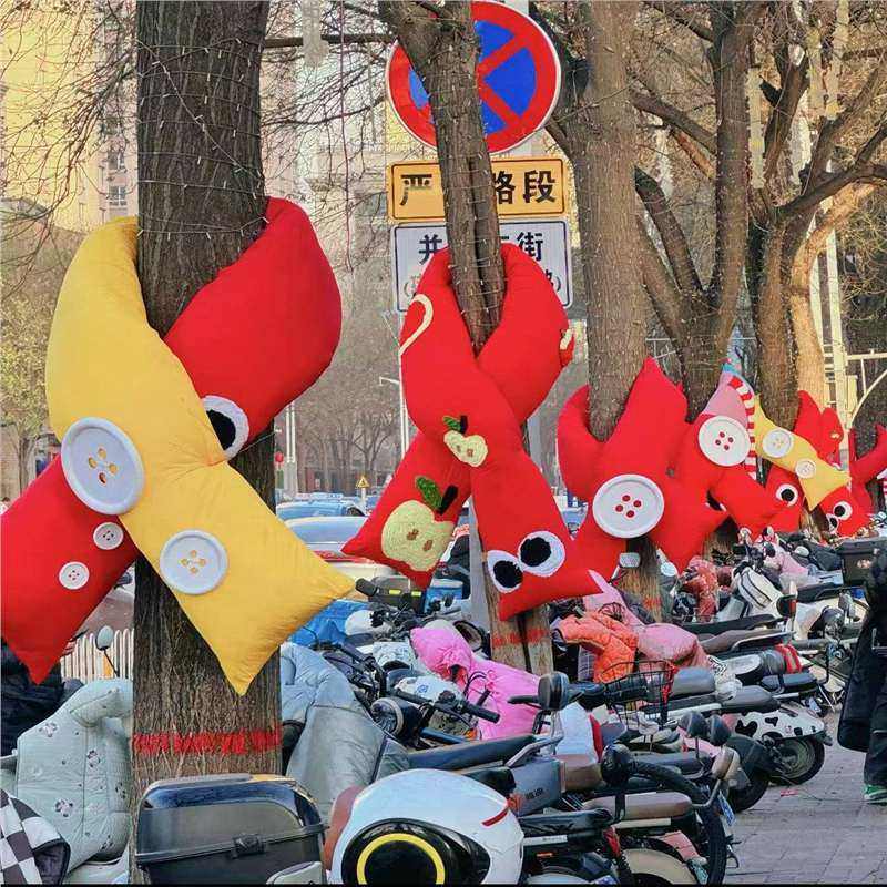户外大树装饰巨型新年卡通围巾