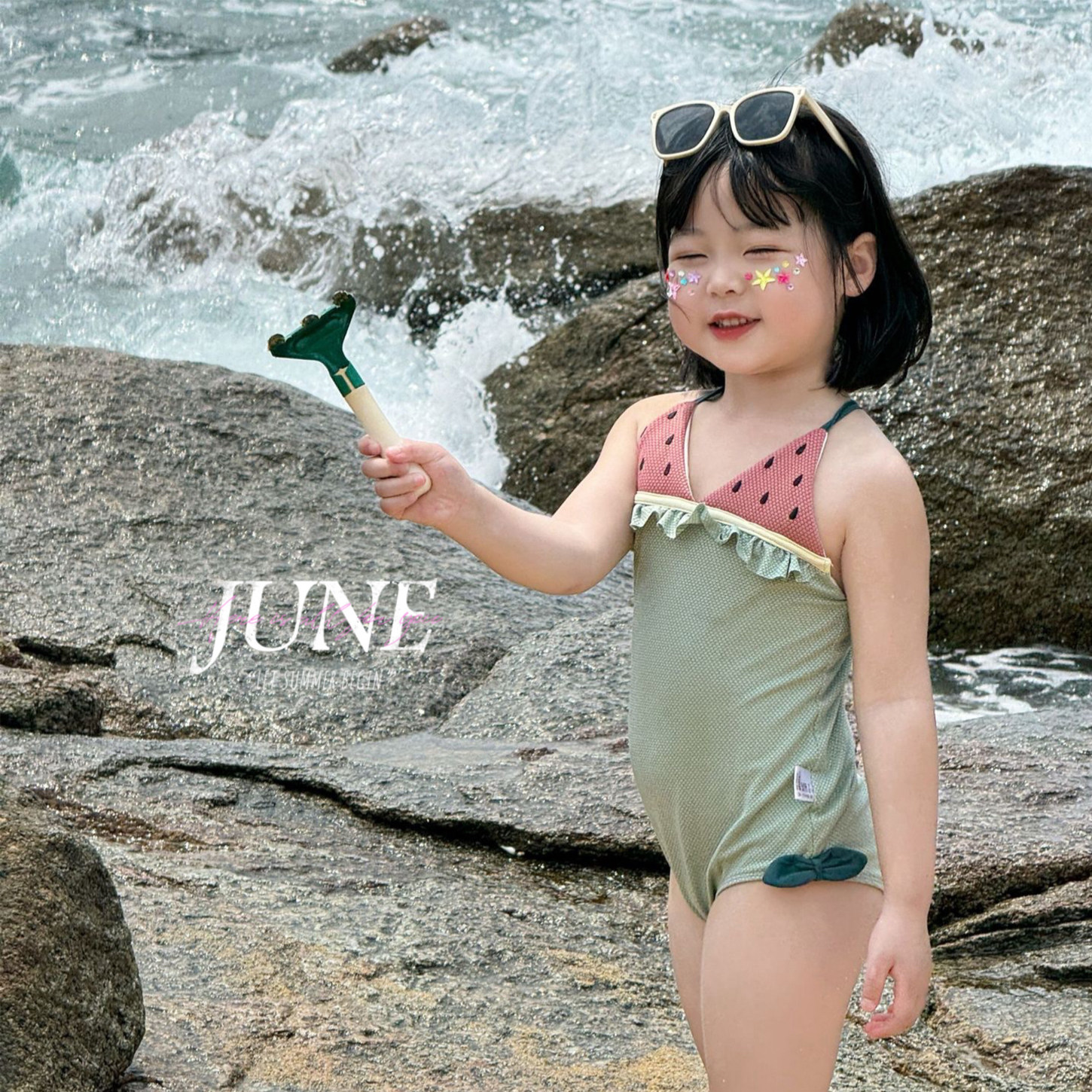 泳衣女童洋气小众ins超萌吊带速干比基尼宝宝玩水可爱连体式泳装