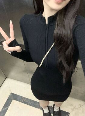 秋冬2025新款半高领拉链黑色针织连衣裙紧身辣妹纯欲风打底包臀裙