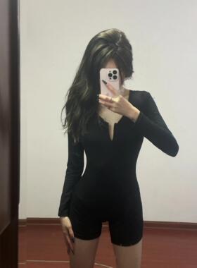 黑色美式百搭V领连体衣裤女2024新款纯欲风修身休闲运动提臀裙裤