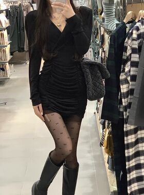 黑色褶皱长袖连衣裙秋冬2024新款气质紧身内搭辣妹包臀打底短裙女