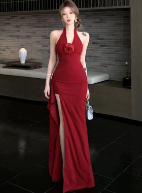 纯欲风红色挂脖花朵连衣裙女2025新款高级感生日礼服气质法式长裙