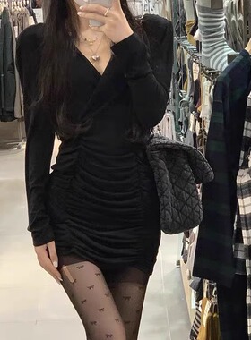 黑色褶皱长袖针织V领连衣裙女秋冬新款法式赫本风小个子包臀短裙