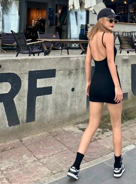 黑色热辣吊带连衣裙女2025新款夏季设计感小众露背紧身收腰包臀裙