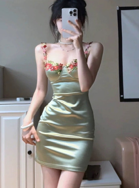 纯欲风法式吊带连衣裙女夏季2025新款设计感小众法式辣妹包臀短裙