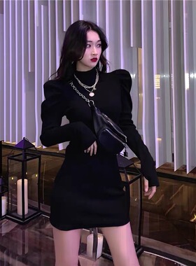 秋冬2025新款小高领针织连衣裙女赫本风修身收腰气质打底包臀短裙