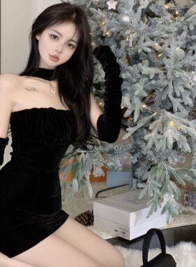 秋冬装2024新款纯欲辣妹风黑色丝绒连衣裙性感抹胸收腰内搭袖套裙