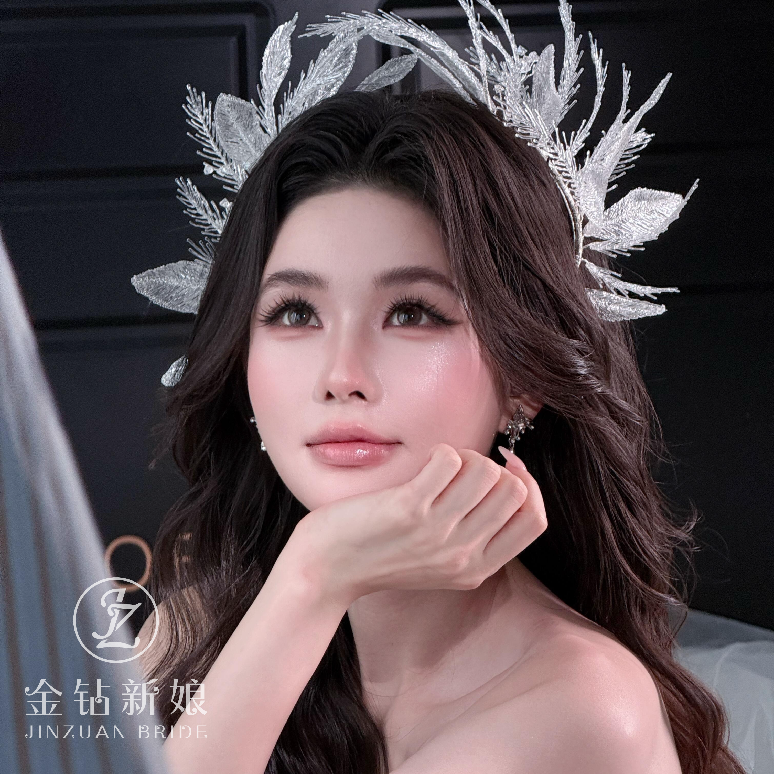2026新款韩式婚纱结婚跟妆森系超仙新娘头饰凝水透明羽毛皇冠发箍
