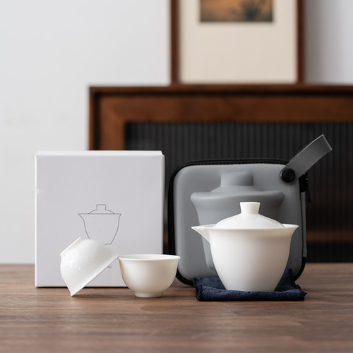 高温烧制，瓷质坚密，温润如玉