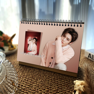 明星定制马年办公记事桌摆生日礼物 侯明昊台历2026年日历周边新款