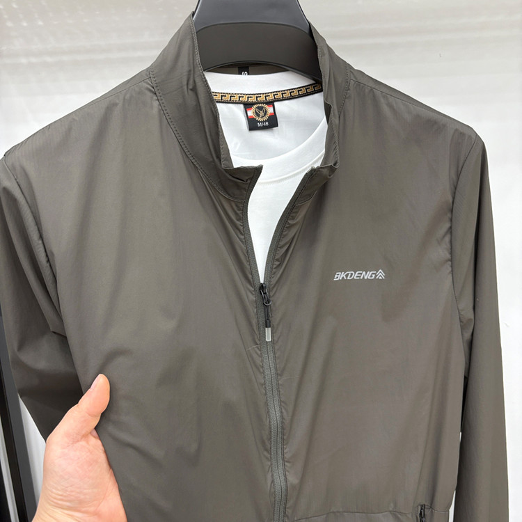 2025夏季无帽立领常规宽松型口袋装饰时尚都市时尚防晒服抗紫外线